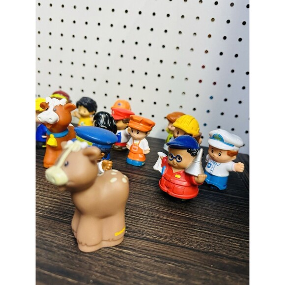 FISHER PRICE LITTLE PEOPLE LOT (28) COUNTRY & FIRST RESPONDERS, PILOTS, ANIMALS - Picture 2 of 11